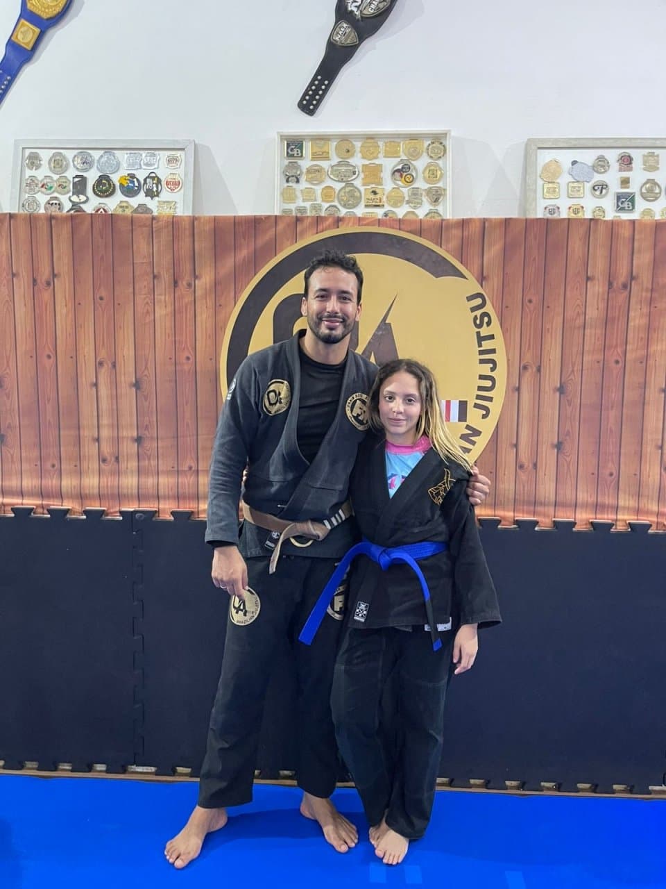Jhenipher e Felipe no tatame de jiu-jitsu